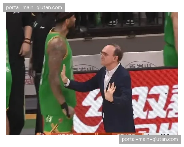 特写：绝杀被吹，蒙扎球员围堵裁判，VAR画面反复播放